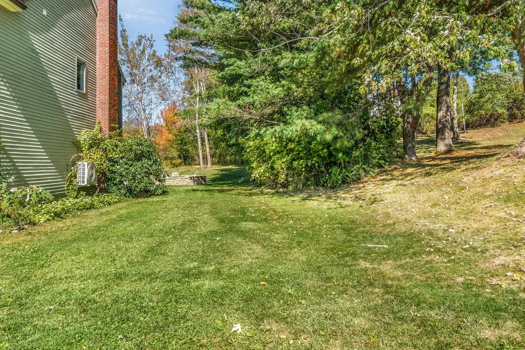 22 Briarcliff Knoll Auburn ME 04210