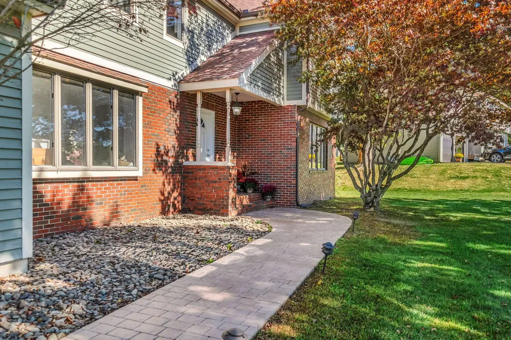 22 Briarcliff Knoll Auburn ME 04210