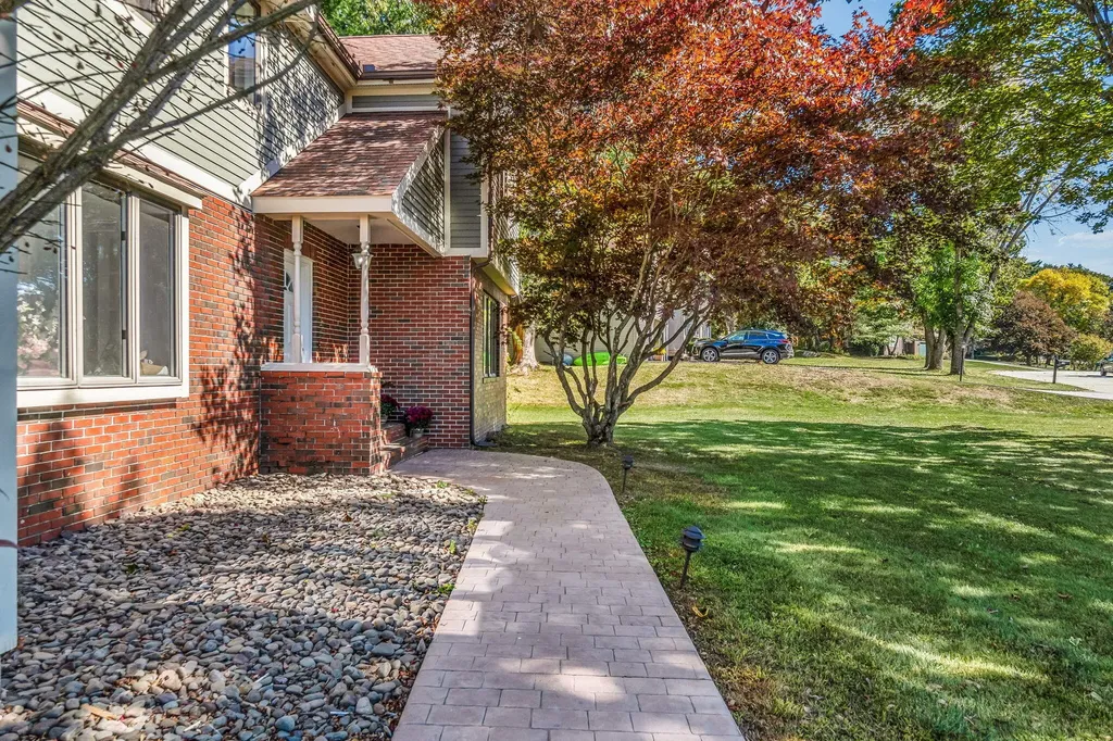 22 Briarcliff Knoll Auburn ME 04210