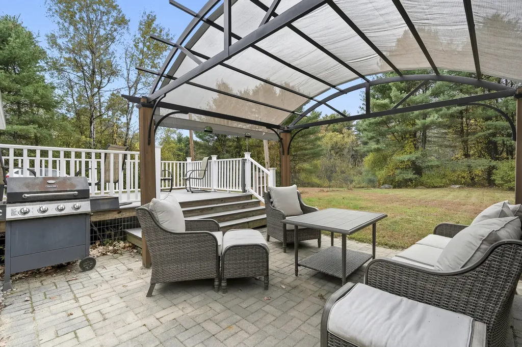 939 River Road Buxton ME 04093