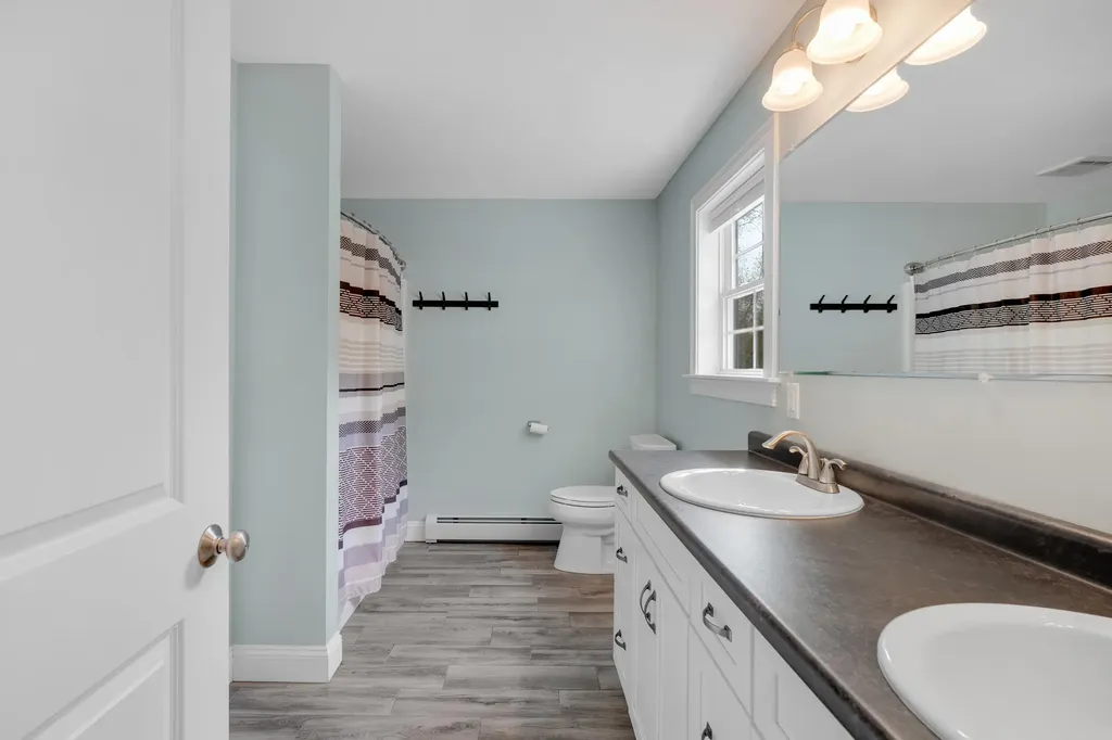 939 River Road Buxton ME 04093