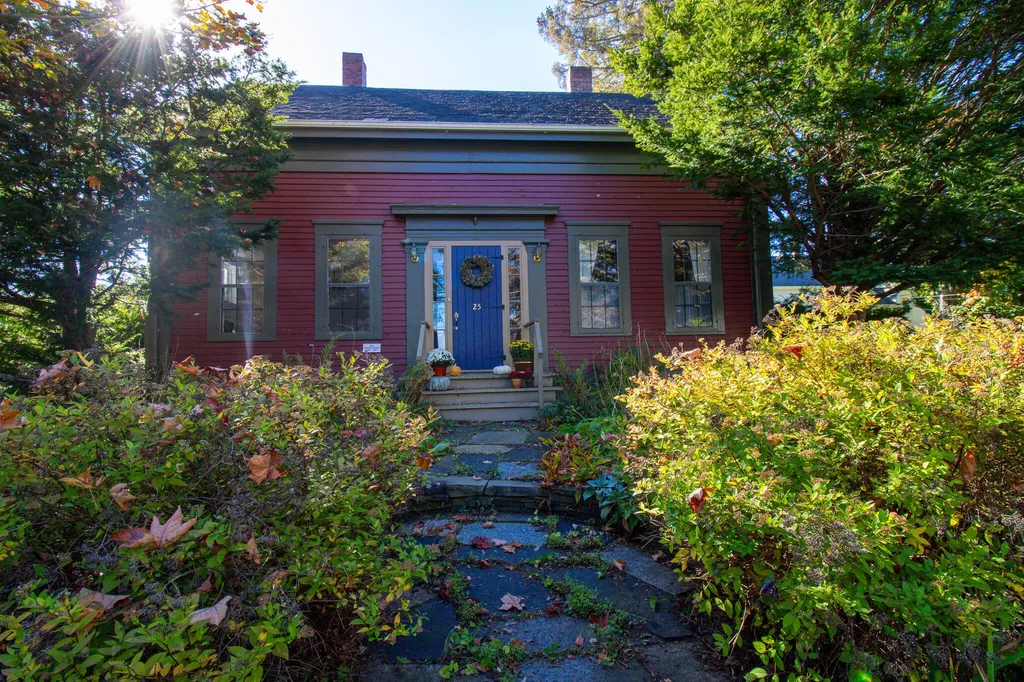 25 Summer Street Hampden ME 04444