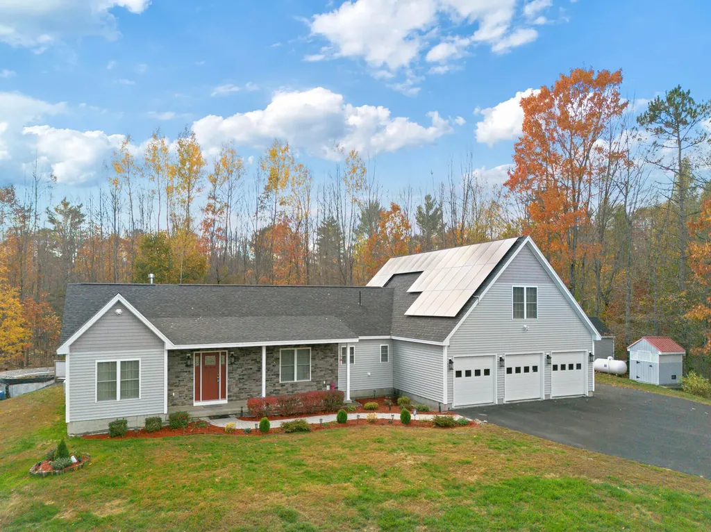 39 Knapp Lane China ME 04358