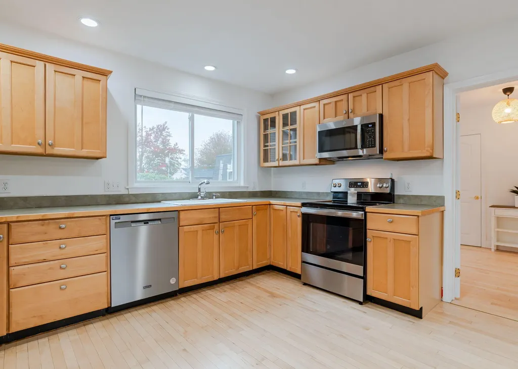 1035 Broadway South Portland ME 04106