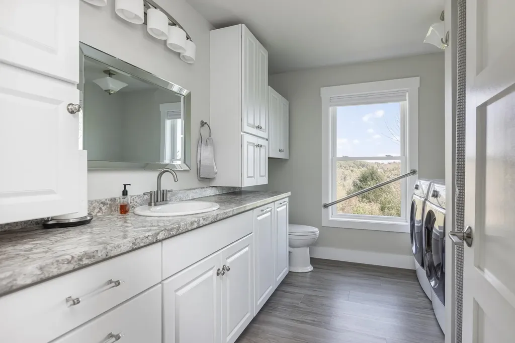 27 Hillside Avenue Falmouth ME 04105