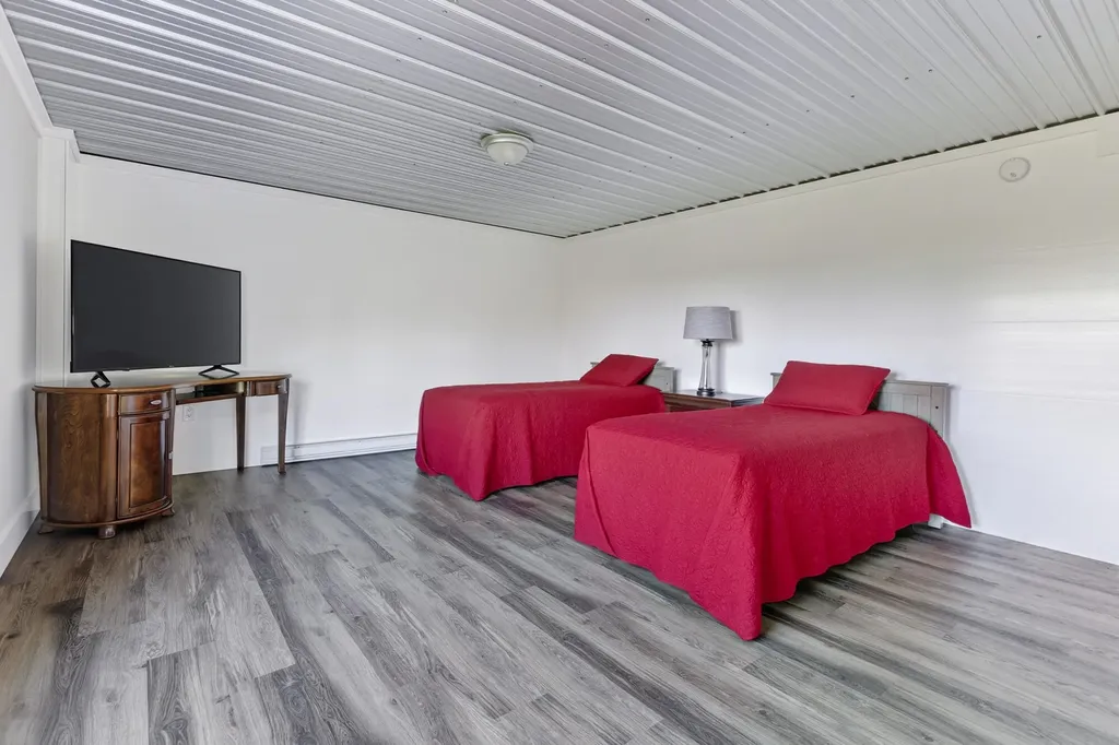 27 Hillside Avenue Falmouth ME 04105
