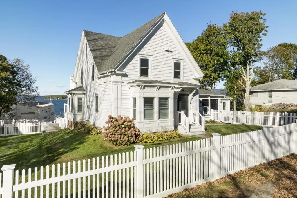 22 School Street Boothbay ME 04544