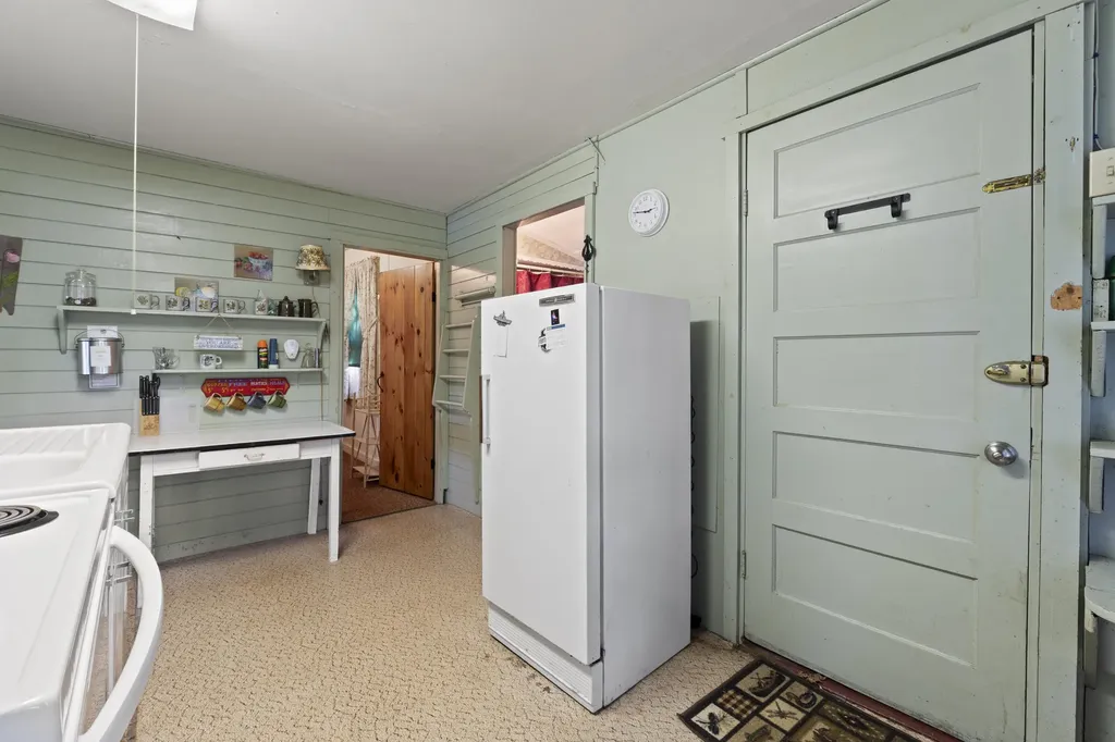 19 Riverside Avenue Edgecomb ME 04556