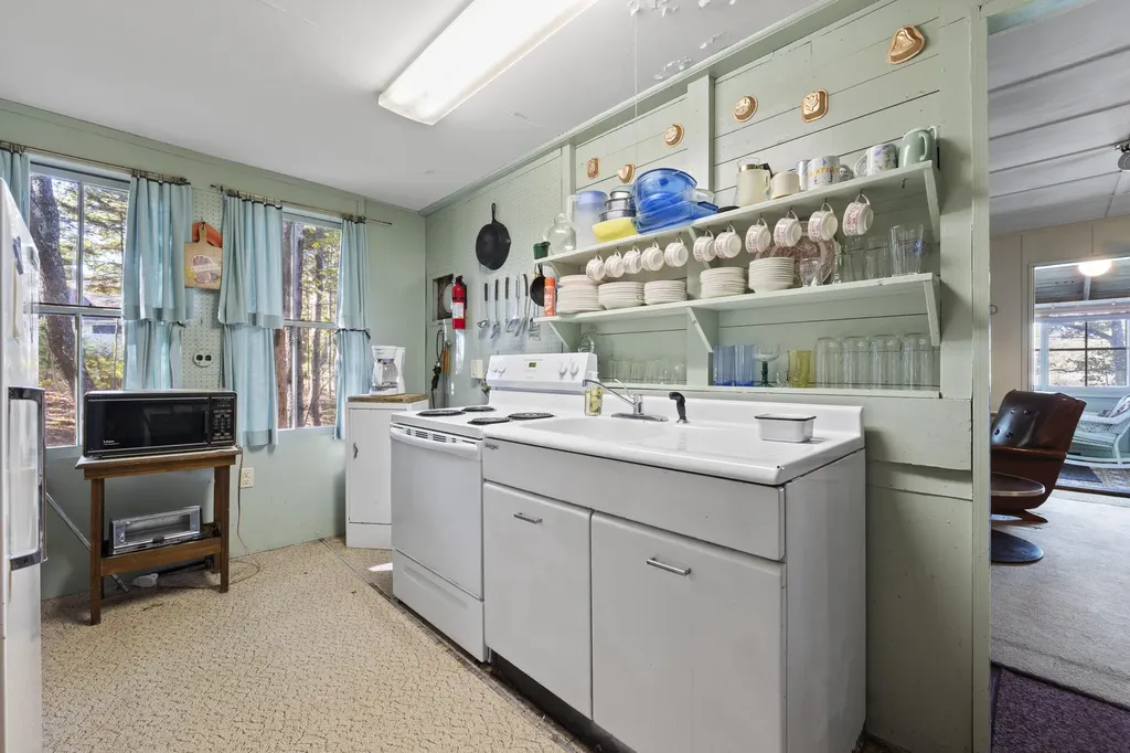 19 Riverside Avenue Edgecomb ME 04556