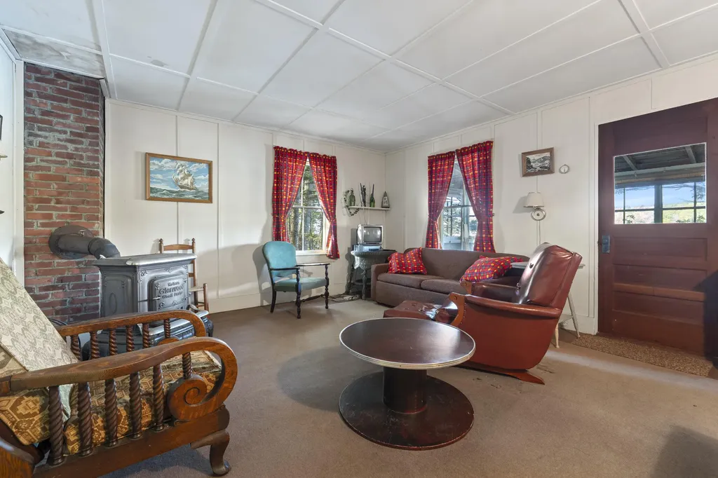 19 Riverside Avenue Edgecomb ME 04556