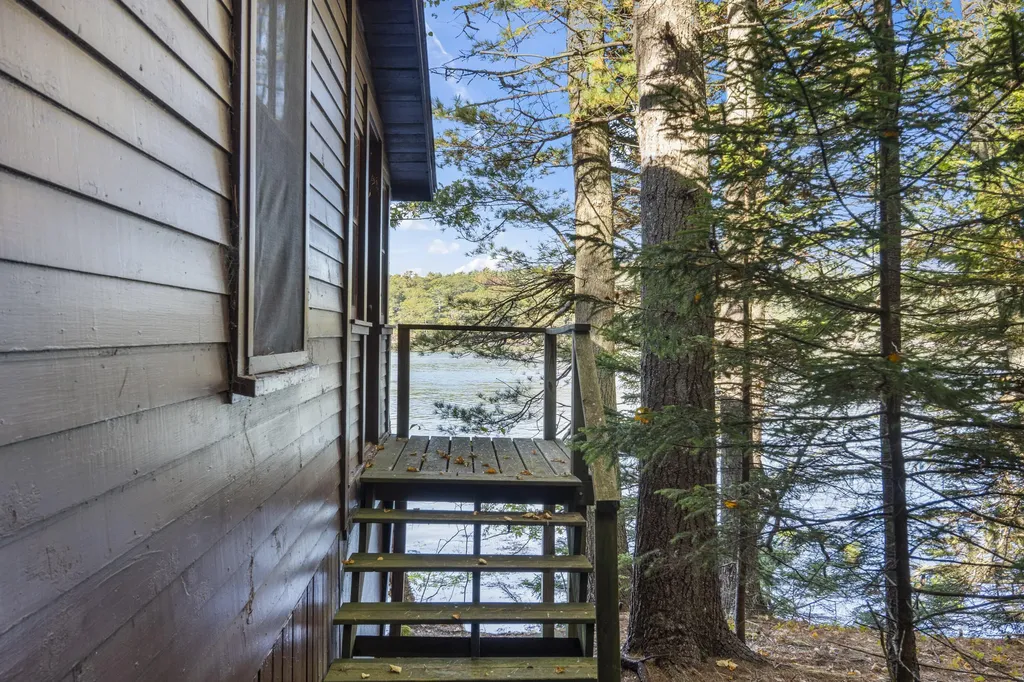 19 Riverside Avenue Edgecomb ME 04556