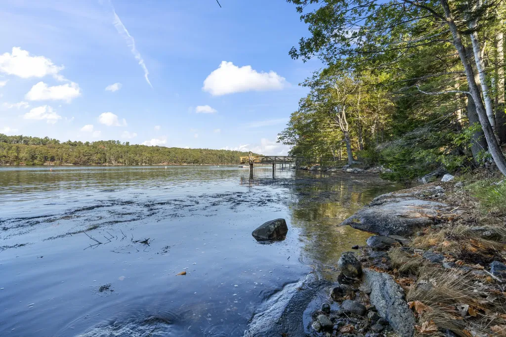 19 Riverside Avenue Edgecomb ME 04556