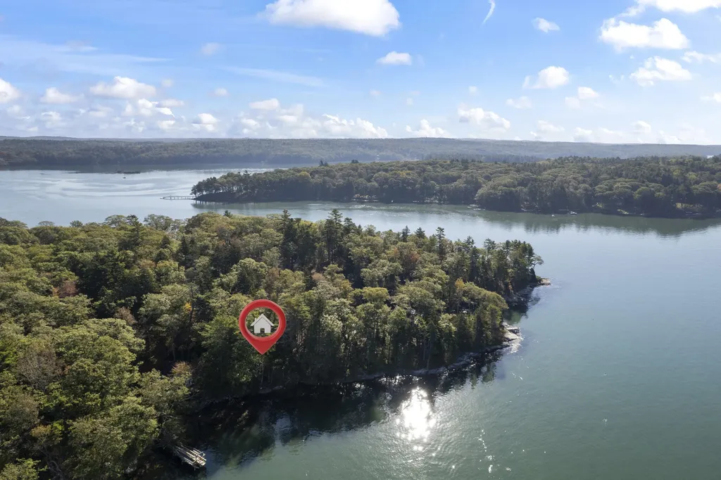19 Riverside Avenue Edgecomb ME 04556