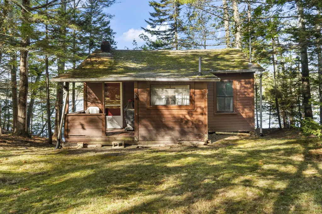 19 Riverside Avenue Edgecomb ME 04556