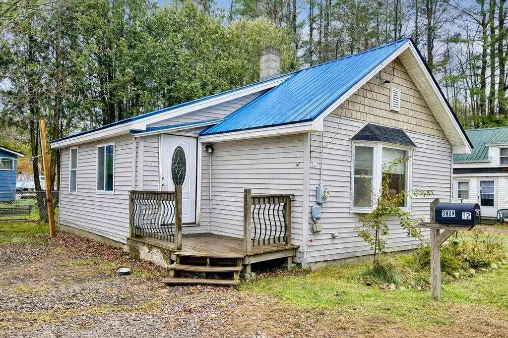12 Skillin Avenue Norway ME 04268