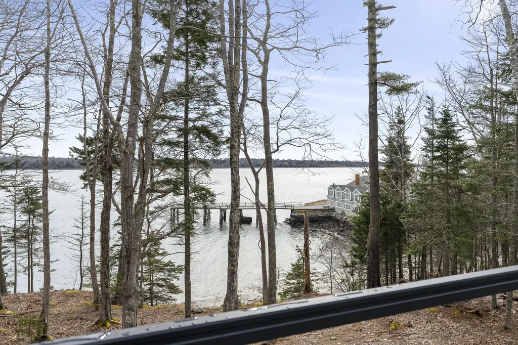 31 Viking Way Bristol ME 04539