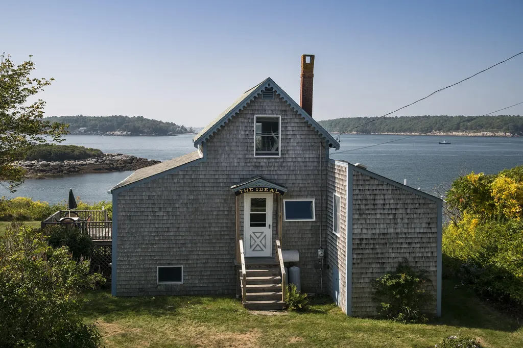 42 Thistle Lane Long Island ME 04050