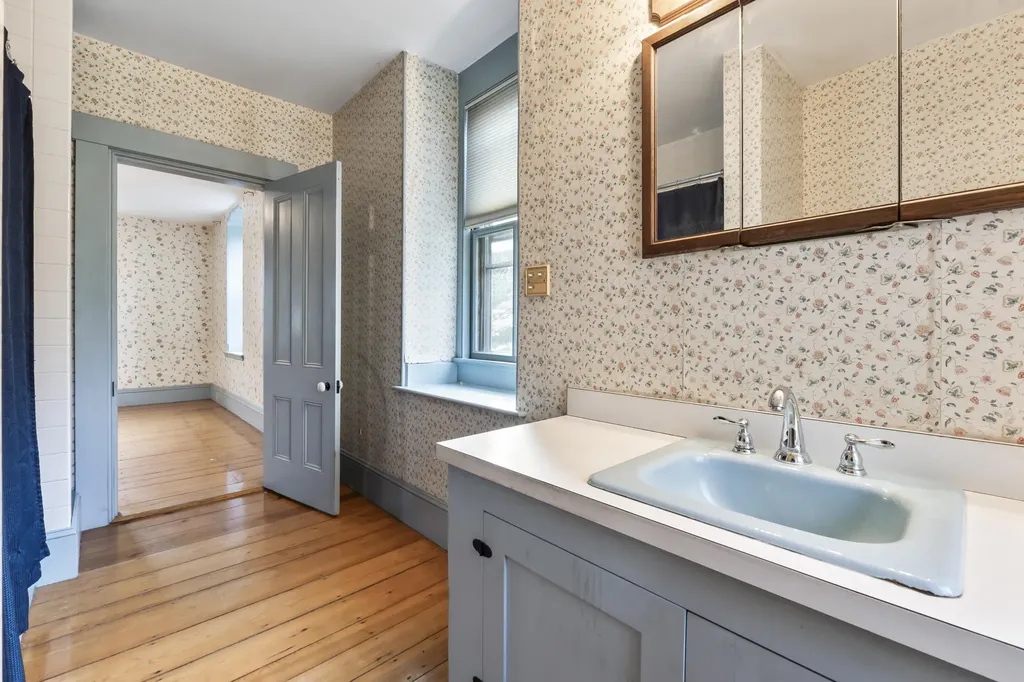 27 Gardiner Street Richmond ME 04357