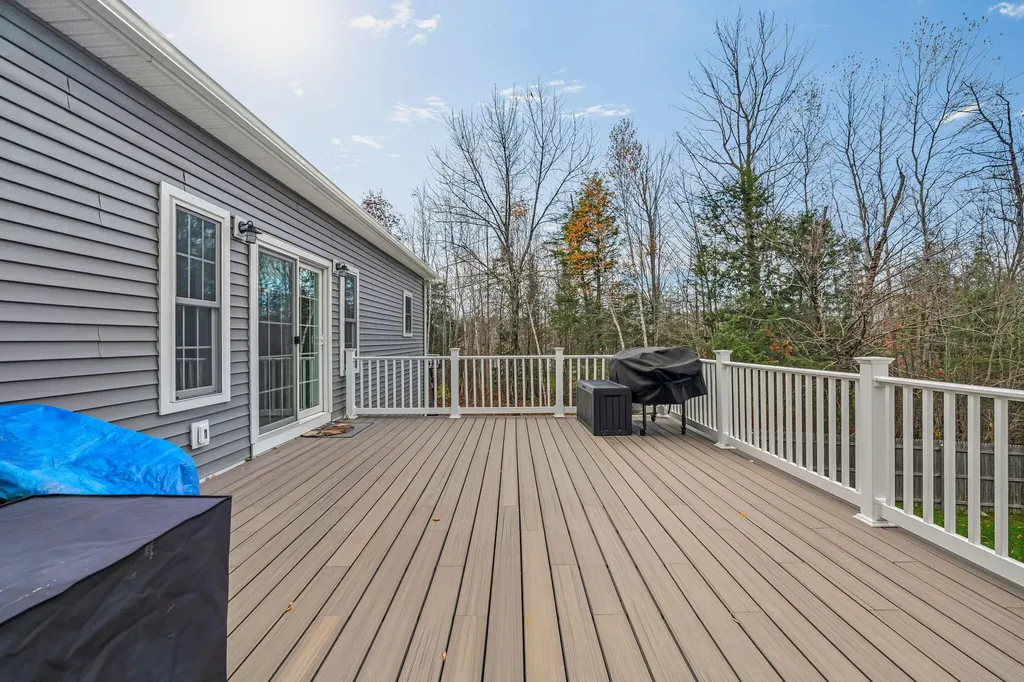 81 Fowler Road Hampden ME 04444