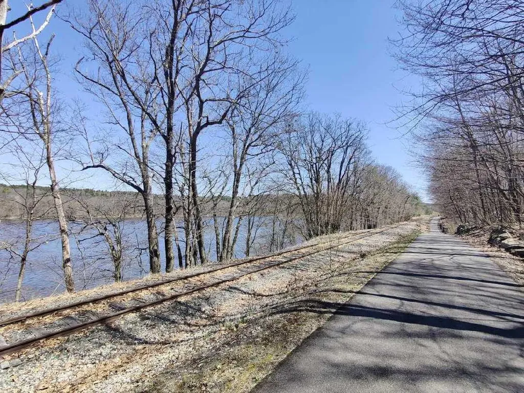 705 + 707 Maine Avenue Farmingdale ME 04344