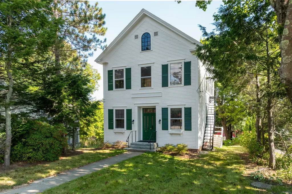 25 Oak Street Boothbay Harbor ME 04538