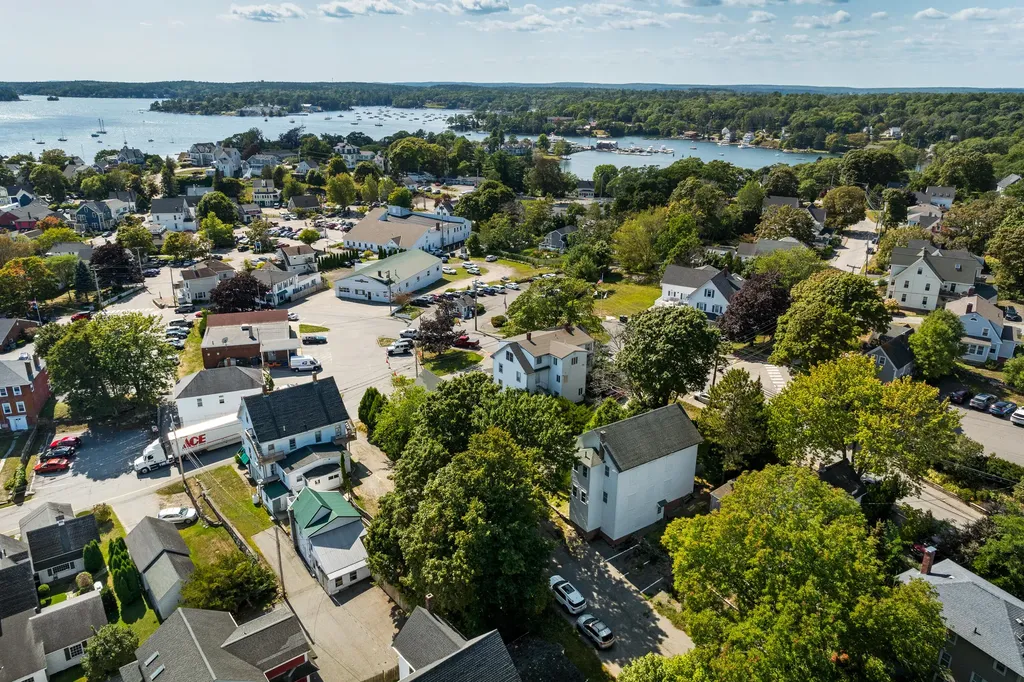 25 Oak Street Boothbay Harbor ME 04538