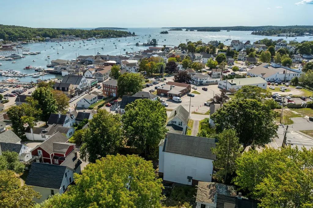 25 Oak Street Boothbay Harbor ME 04538