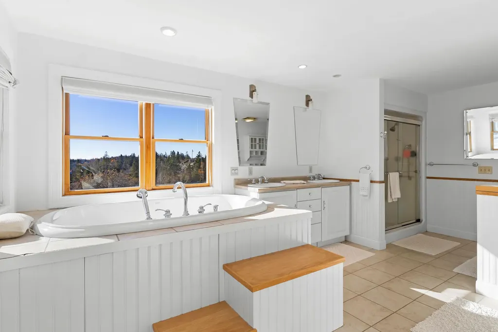 38 W. Main W Main Street Vinalhaven ME 04863