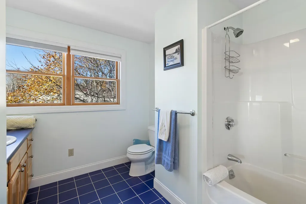 38 W. Main W Main Street Vinalhaven ME 04863