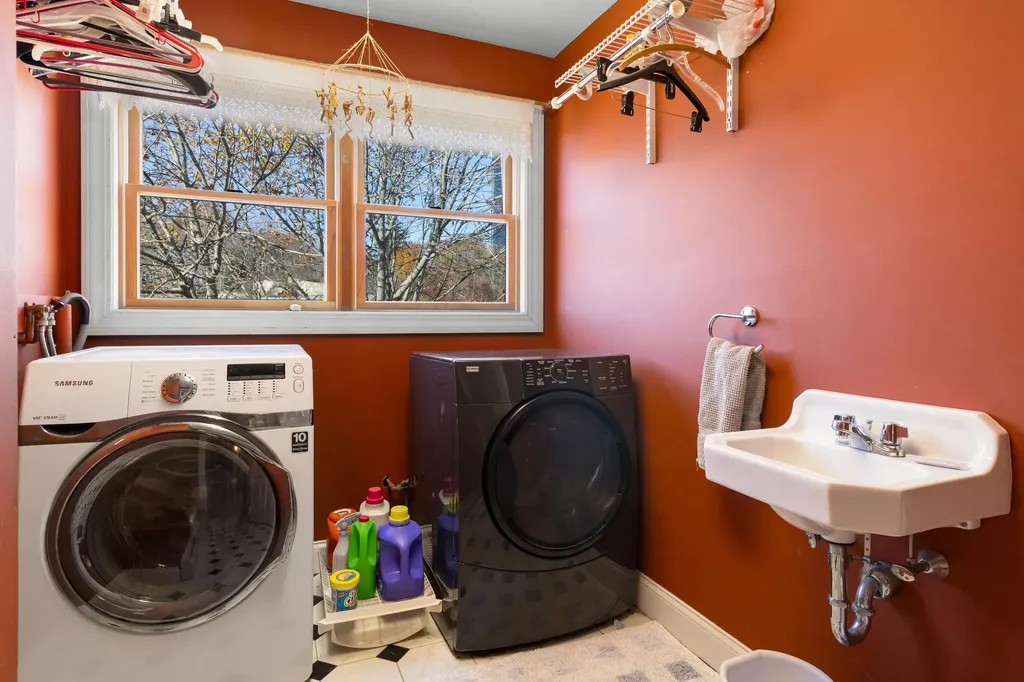 38 W. Main W Main Street Vinalhaven ME 04863