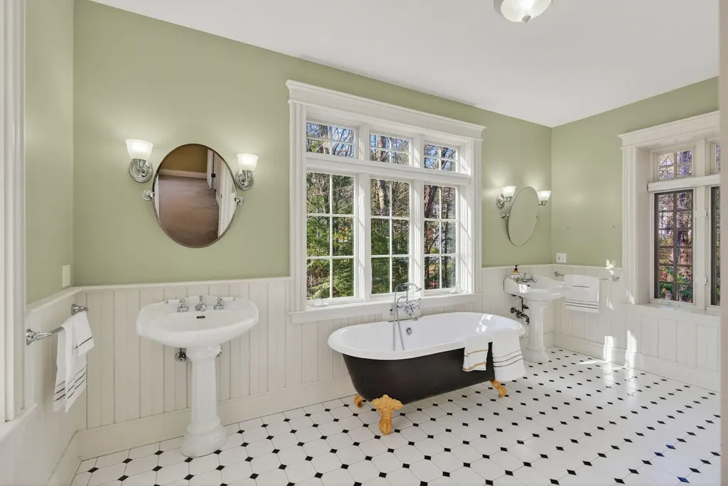 26 Mitchellwood Drive Falmouth ME 04105