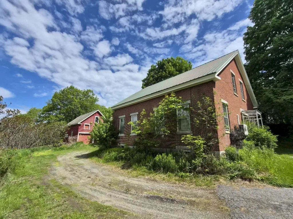 55 Cape Cod Hill Road New Sharon ME 04955