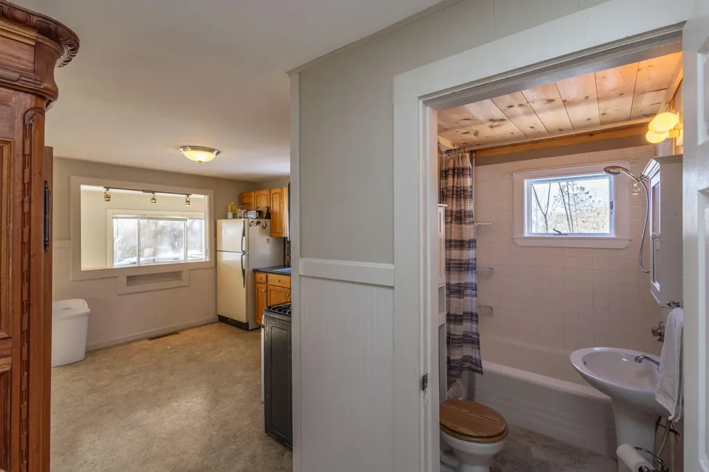 27 Lawrence Avenue Thomaston ME 04861