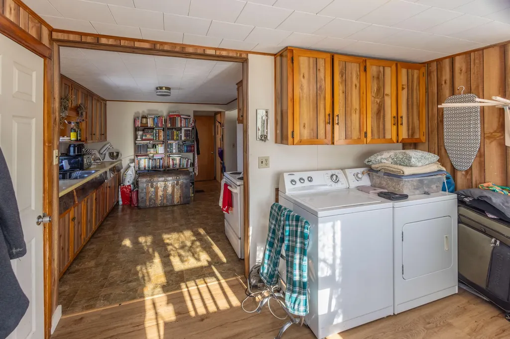 27 Lawrence Avenue Thomaston ME 04861