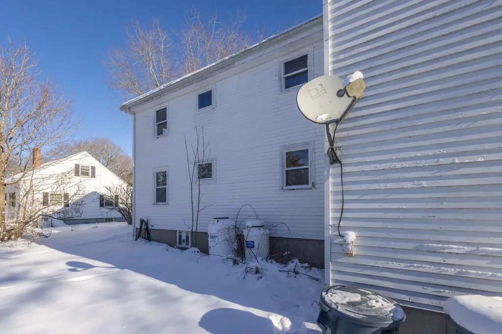 27 Lawrence Avenue Thomaston ME 04861