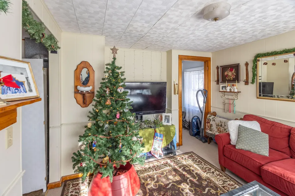 27 Lawrence Avenue Thomaston ME 04861