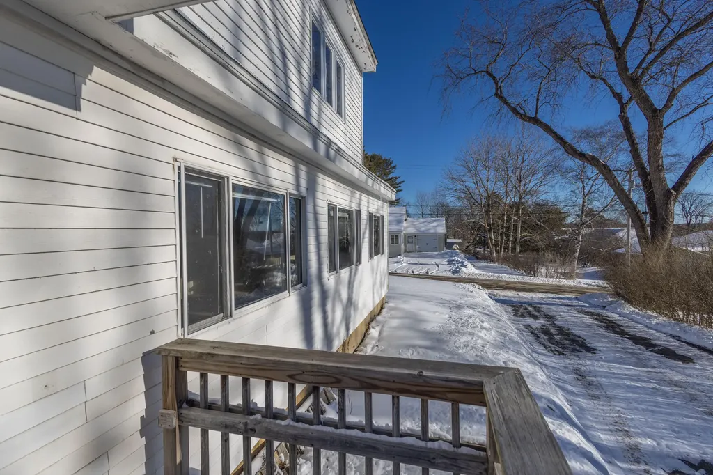 27 Lawrence Avenue Thomaston ME 04861