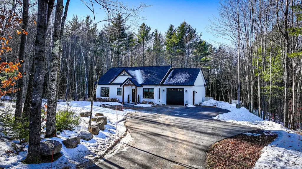 25 Berry Road Sweden ME 04040