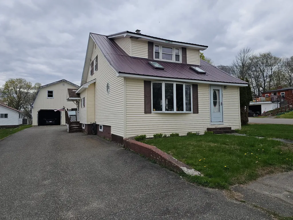 22 Pine Street East Millinocket ME 04430