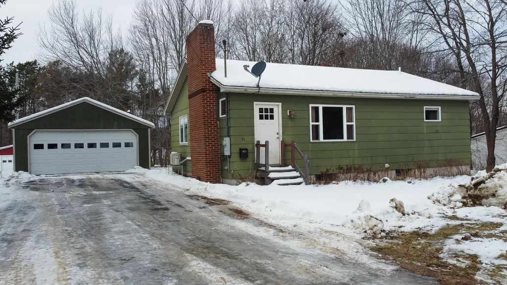 31 Edwards Street Lincoln ME 04457