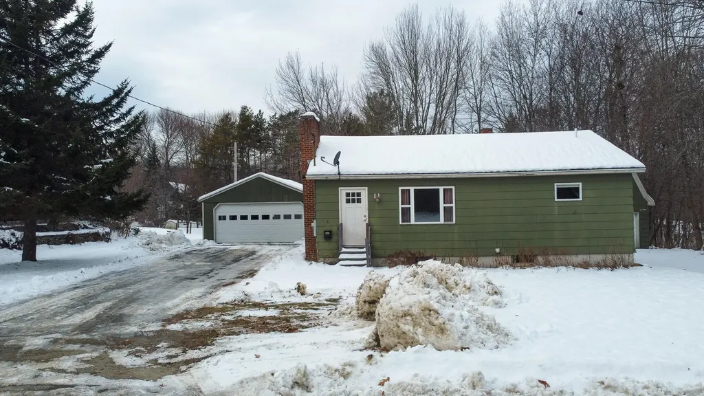 31 Edwards Street Lincoln ME 04457