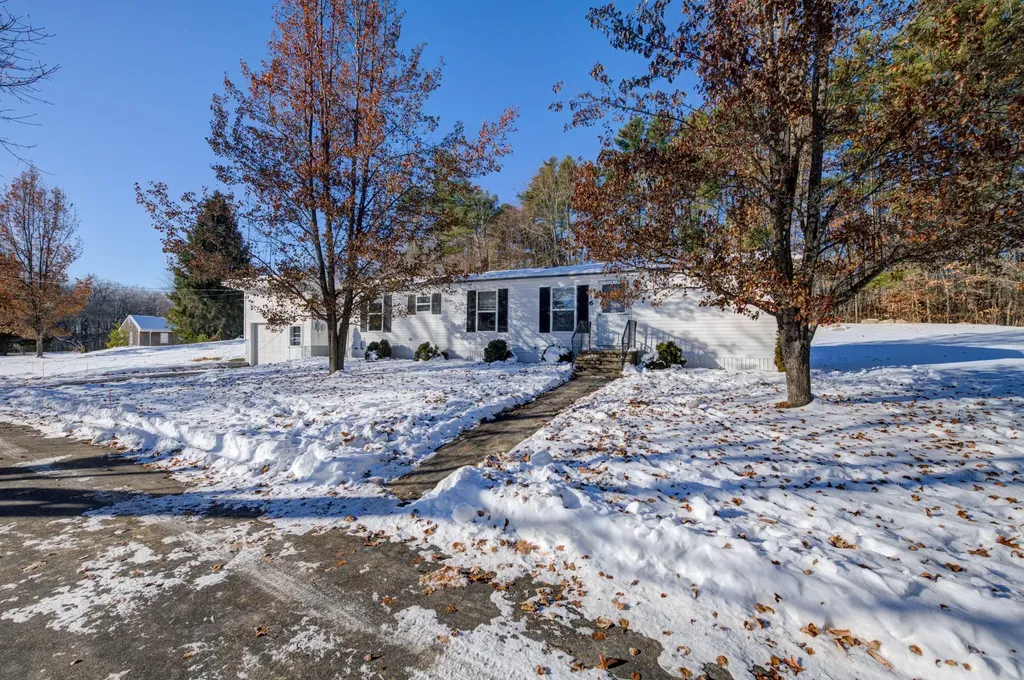 6 Williams Lane Raymond ME 04071