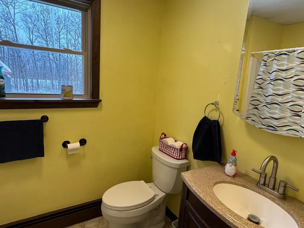 40 Fords Lane Mapleton ME 04757