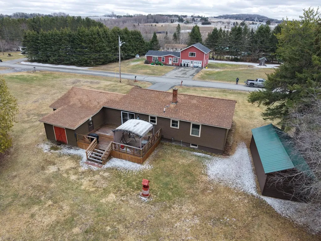40 Fords Lane Mapleton ME 04757