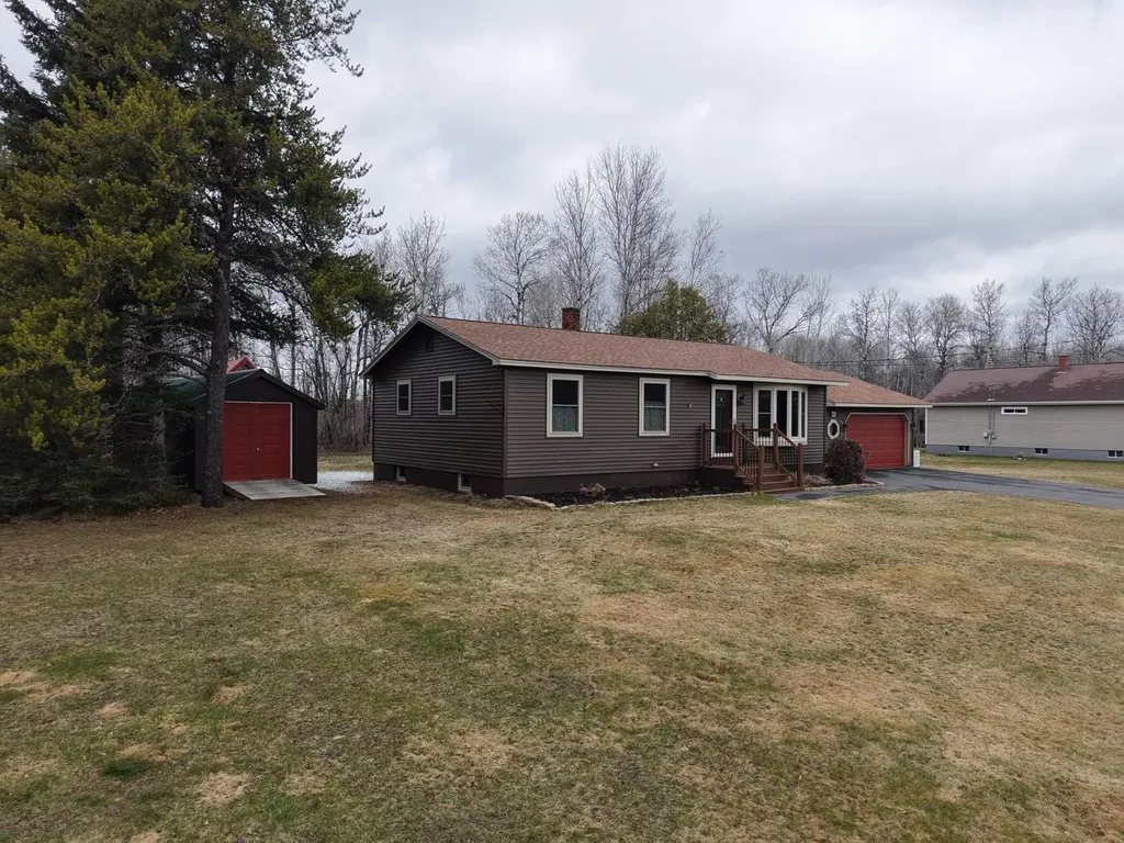 40 Fords Lane Mapleton ME 04757