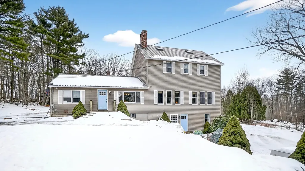 163 Valley Road Raymond ME 04071