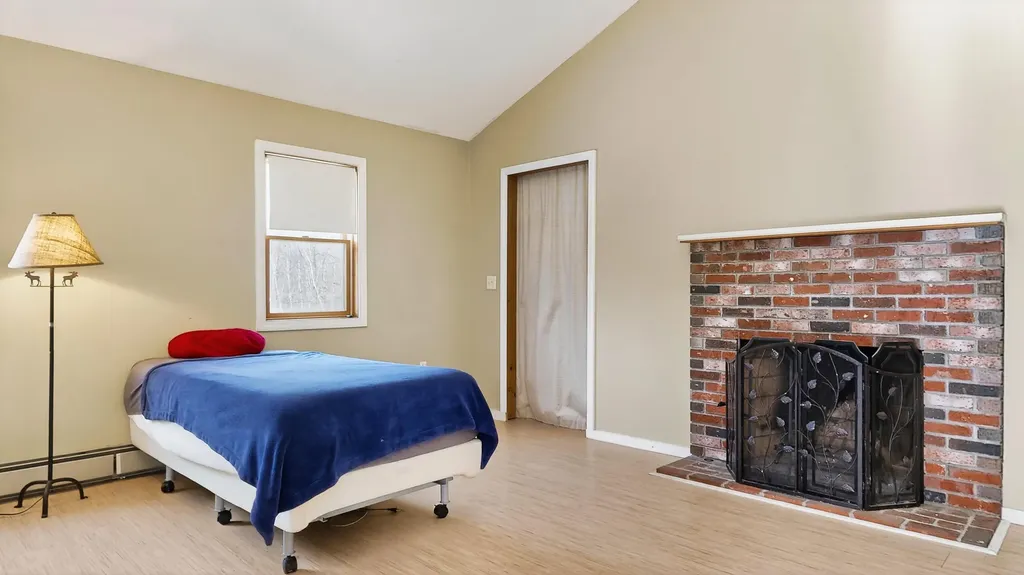 163 Valley Road Raymond ME 04071