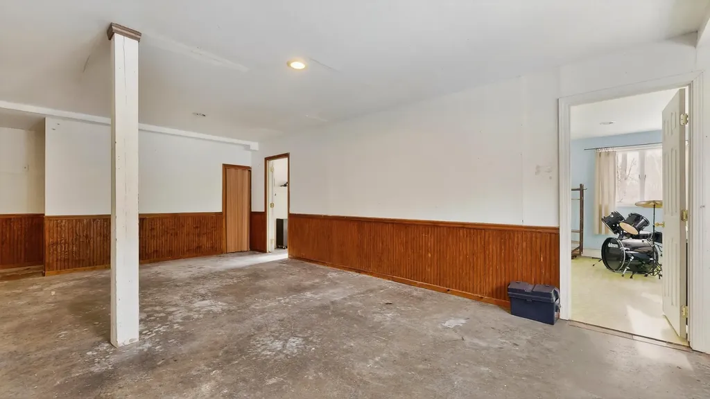 163 Valley Road Raymond ME 04071