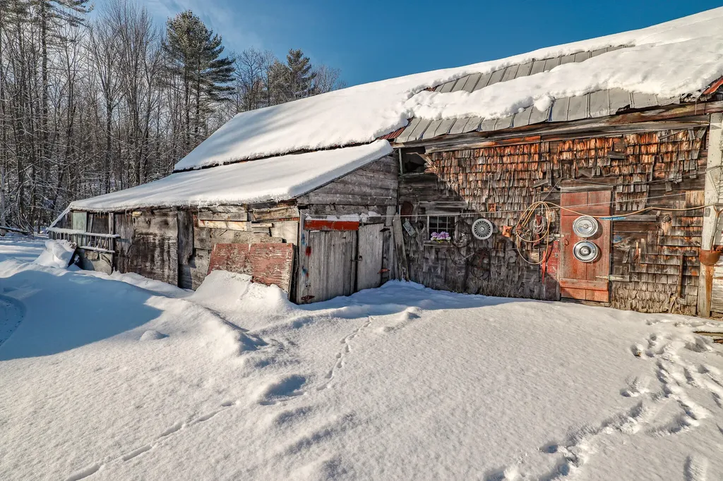 19 Knox Road Peru ME 04290
