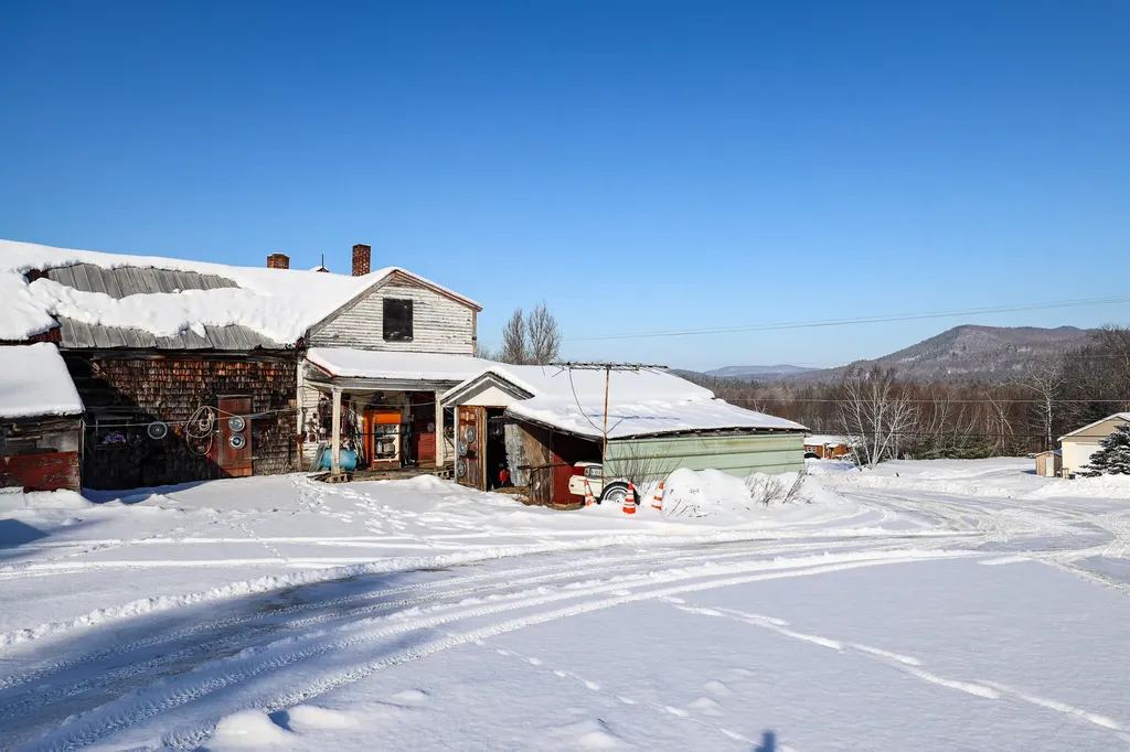 19 Knox Road Peru ME 04290